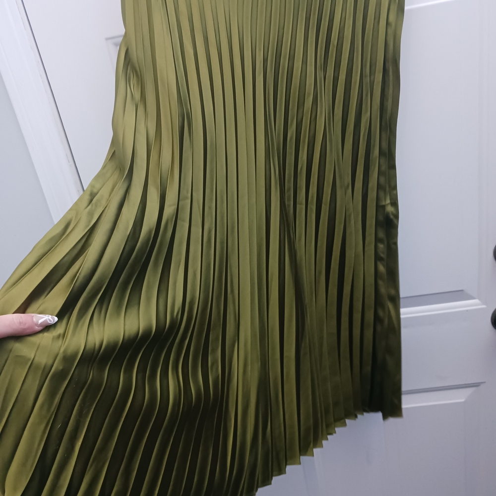 Elegant Olive Green Pleated Skirt - Picture 4 of 6